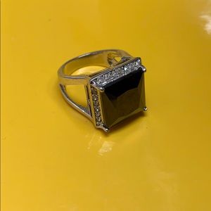 4/$19🔥 GUESS Black stone silver statement ring